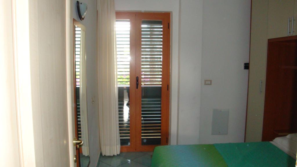 Ischia Uno Residence Forio  Phòng bức ảnh